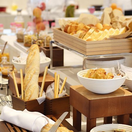 Ana Crowne Plaza Chitose By Ihg Hotell Exteriör bild A buffet at a hotel