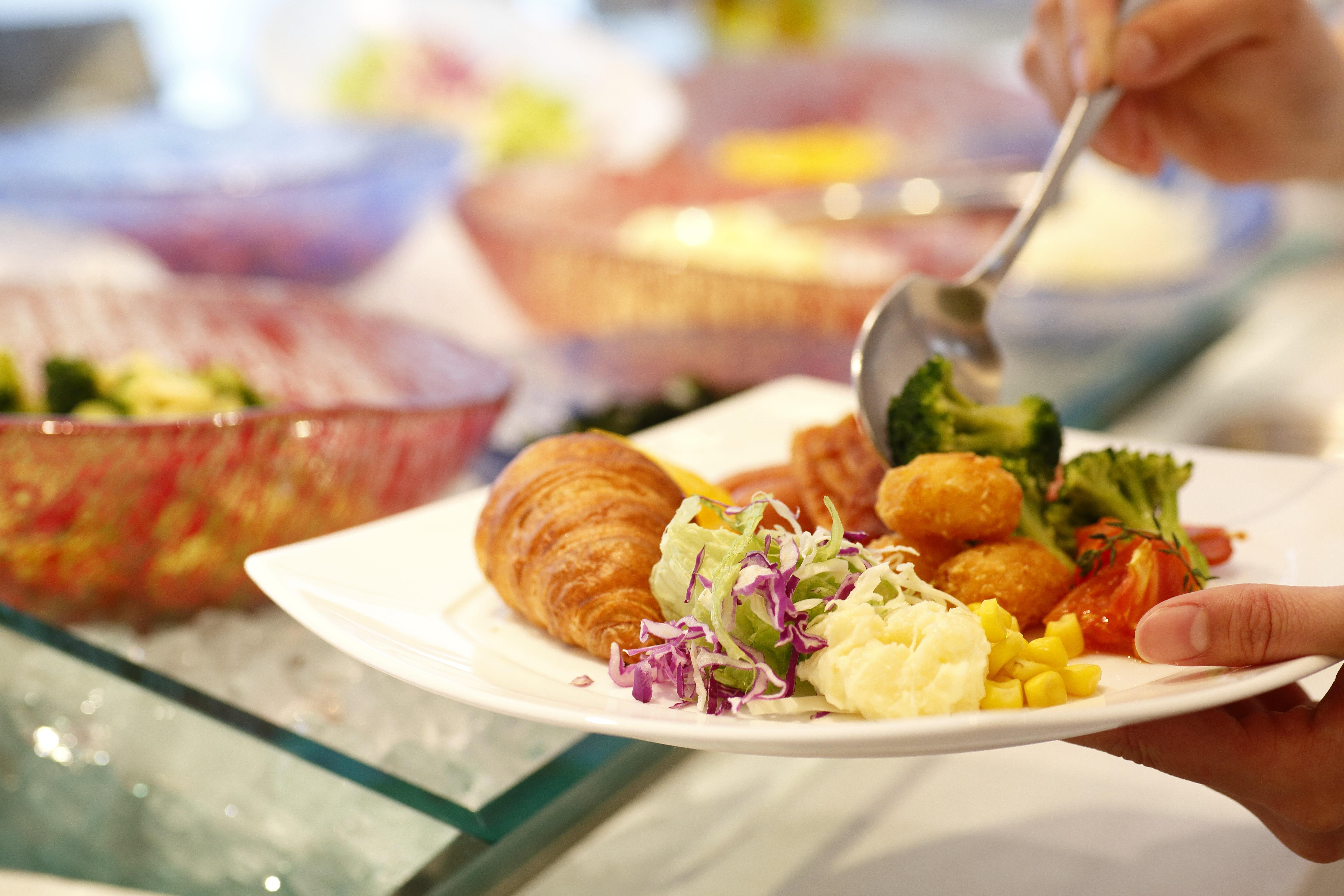 Ana Crowne Plaza Chitose By Ihg Hotell Exteriör bild A salad being prepared at a buffet