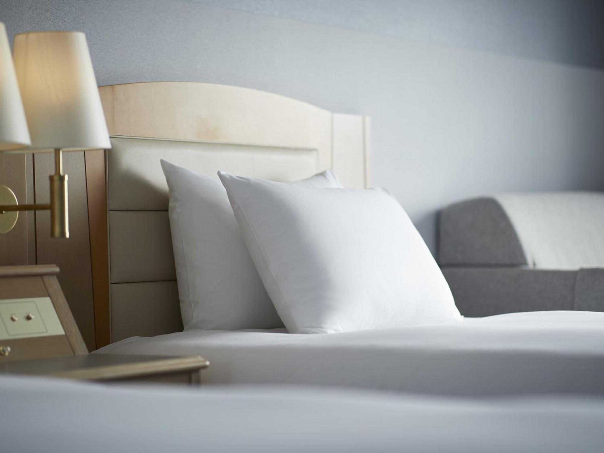 Ana Crowne Plaza Chitose By Ihg Hotell Exteriör bild A bed with pillows