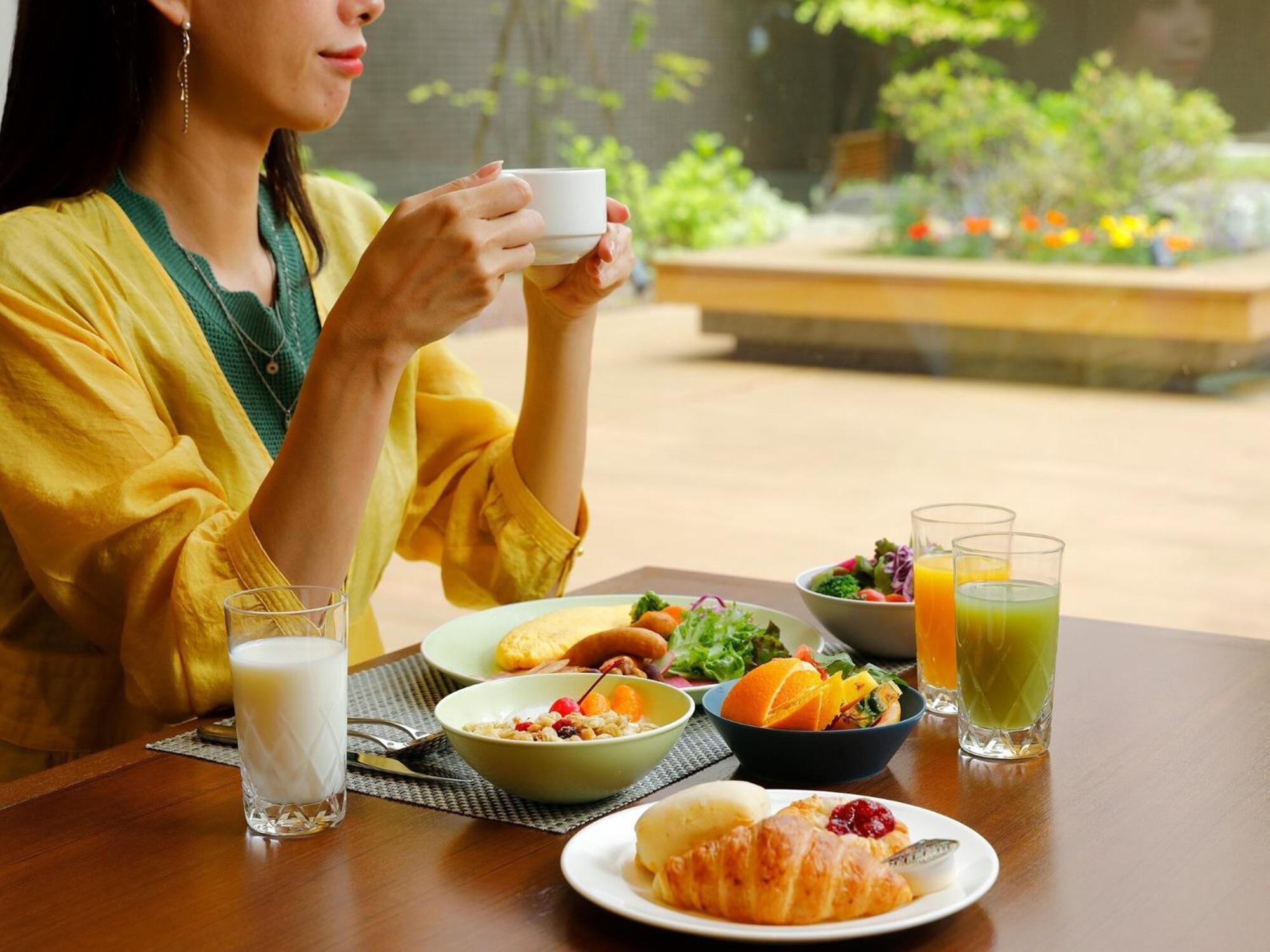 Ana Crowne Plaza Chitose By Ihg Hotell Exteriör bild A woman drinking tea with breakfast