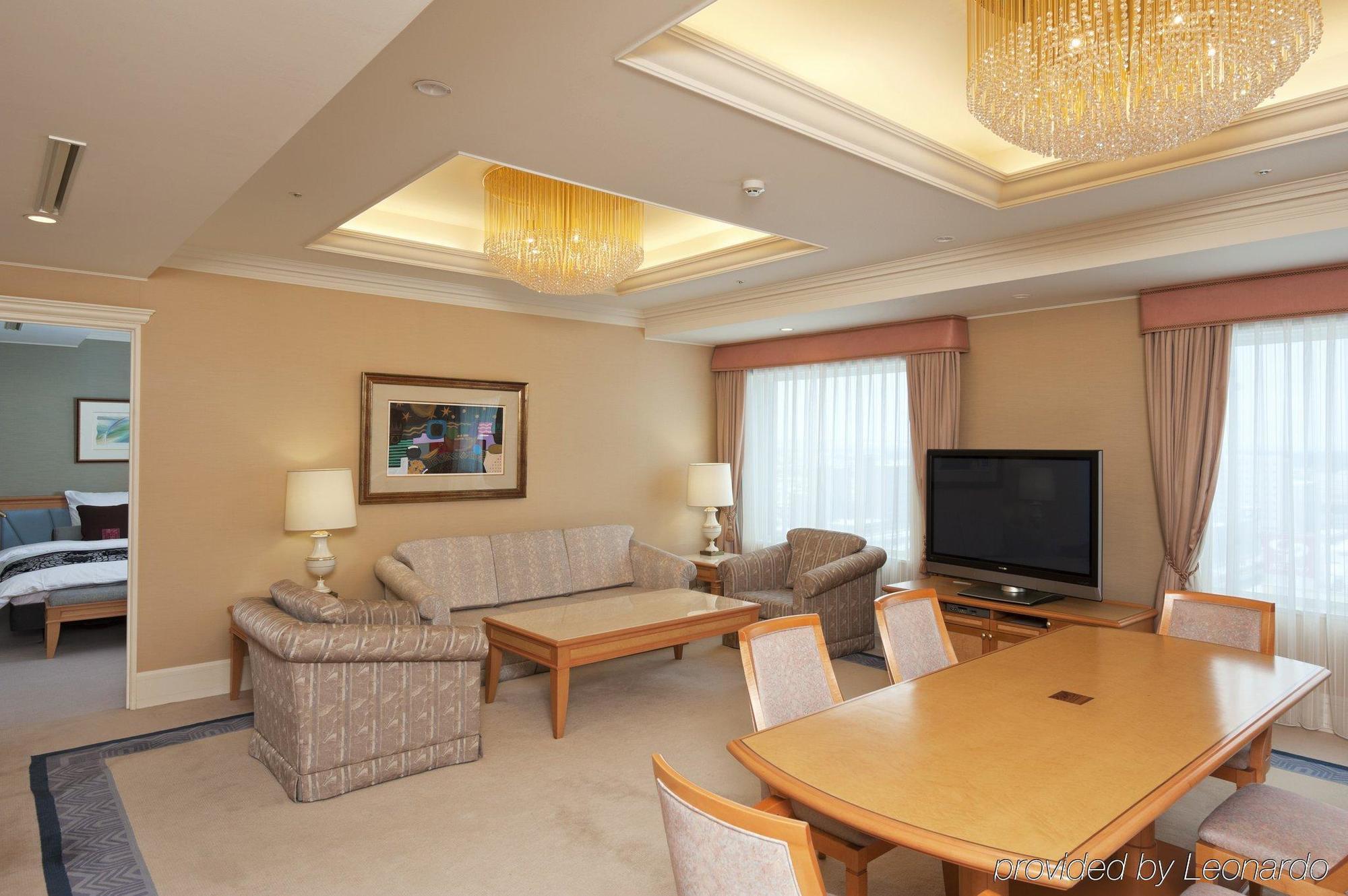 Ana Crowne Plaza Chitose By Ihg Hotell Rum bild A living room in a suite at the hotel